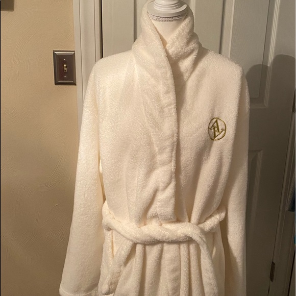 ⭐️ Adrienne Vittadini Robe ⭐️ - Picture 4 of 9